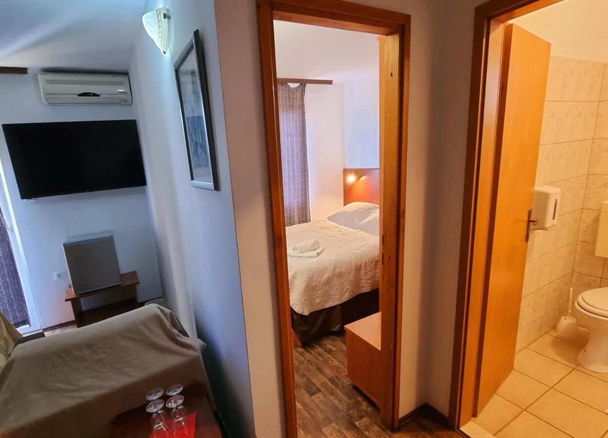 Visovac Rooms And Breakfast Скрадин Екстериор снимка