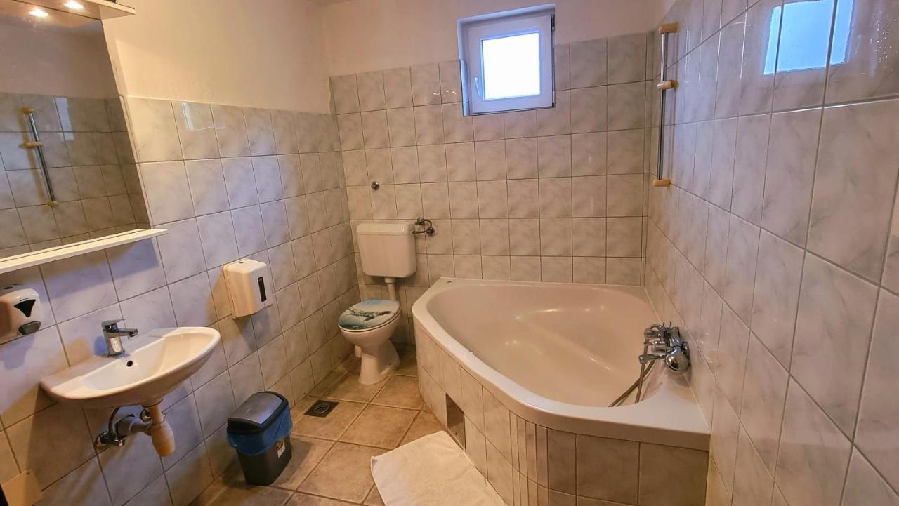 Visovac Rooms And Breakfast Скрадин Екстериор снимка